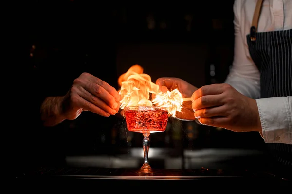 Wunderbarer Blick Auf Kristallbecher Mit Köstlichem Roten Alkoholischen Cocktail Den — Stockfoto