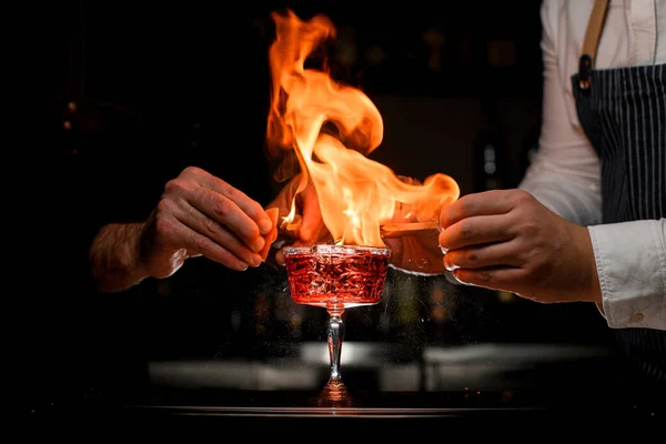 Splendida Vista Sul Calice Cristallo Con Delizioso Cocktail Alcolico Rosso — Foto Stock