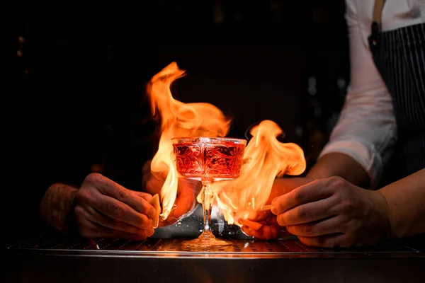 Wunderbarer Blick Auf Kristallbecher Mit Köstlichem Roten Alkoholischen Cocktail Den — Stockfoto