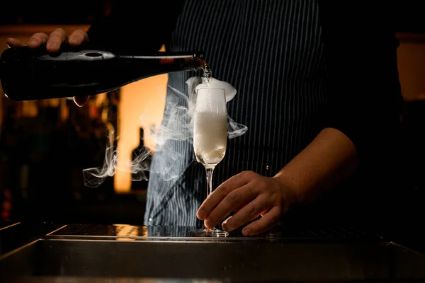 Close Copo Com Coquetel Fumegante Qual Bartender Exato Derrama Uma — Fotografia de Stock