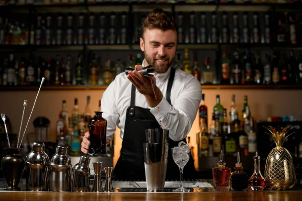 Vários Agitadores Aço Garrafas Estão Balcão Bar Barman Masculino Derrama — Fotografia de Stock