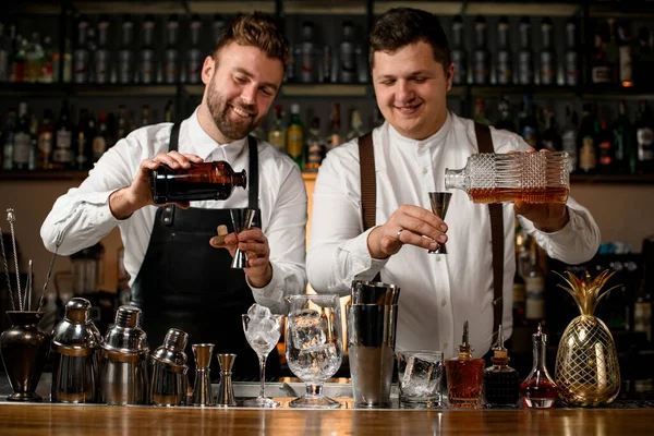 Dois Barman Alegres Servir Uma Bebida Uma Garrafa Aço Diferentes — Fotografia de Stock