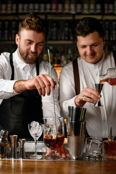 Copo Mistura Transparente Coquetel Que Barman Mexe Com Uma Colher — Fotografia de Stock