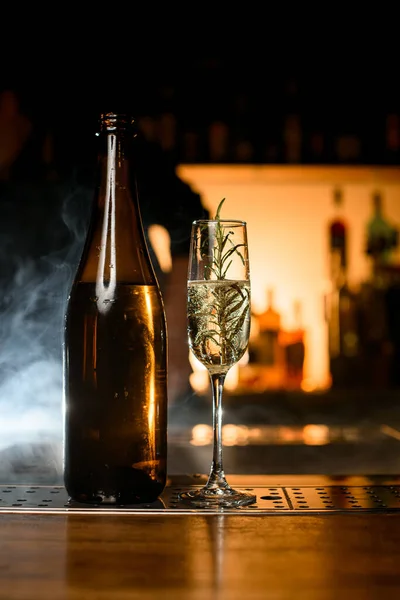 Nahaufnahme Eines Sektglases Mit Alkoholischen Getränken Das Mit Pflanzen Und — Stockfoto
