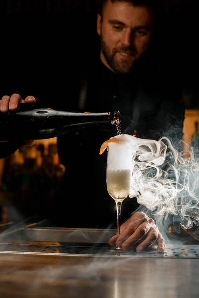 Beautiful View Smoke Wineglass Fizzy Drink Bar Counter Hand Male — Stockfoto
