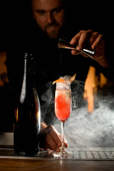 Bottiglia Bicchiere Cocktail Gassato Affumicato Sul Bancone Del Bar Mano — Foto Stock