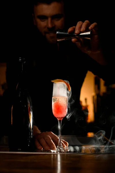 Concentrati Sul Bicchiere Vino Cocktail Gassato Affumicato Sul Bancone Del — Foto Stock