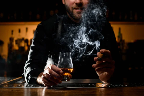 Maravillosa Vista Manos Masculinas Sosteniendo Vaso Bebida Alcohólica Fuerte Fumar —  Fotos de Stock