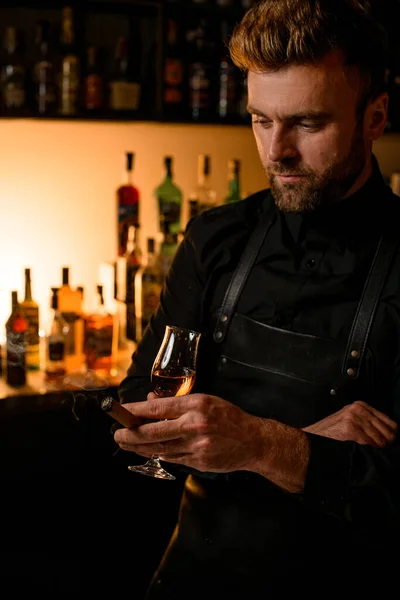 Przystojny Mężczyzna Barman Trzymając Kieliszek Wina Alkoholikiem Palenie Cygaro Kubańskie — Zdjęcie stockowe