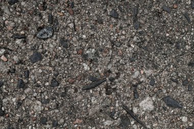 Renkli taşlarla gri asfalt yüzeyin yakın görüntüsü. Duvar kağıdı şablonu. Soyut arkaplan dokusu