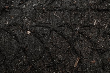 Toprak zemindeki lastik izleri için yakın çekim. Duvar kağıdı şablonu. Soyut arkaplan dokusu