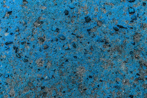 Vista Perto Superfície Asfalto Com Pedras Cobertas Com Tinta Azul — Fotografia de Stock