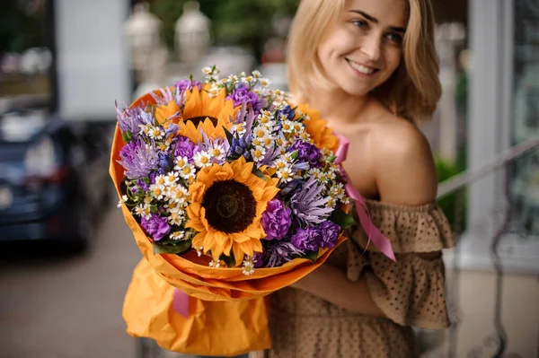 Smiling Young Woman Holds Bouquet Bright Yellow Sunflowers Daisies Purple — Foto de Stock