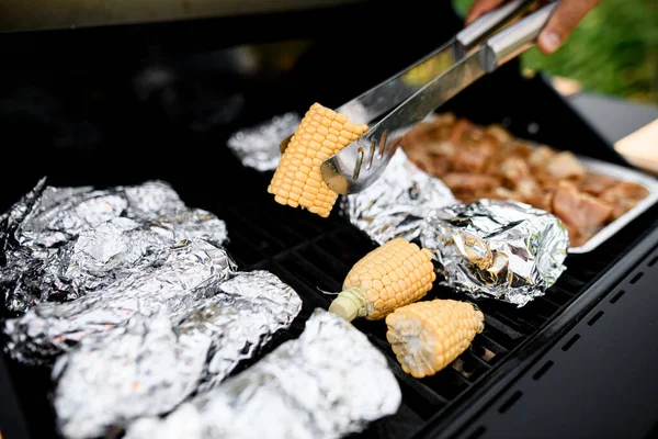 Selective Focus Freshness Corn Tongs Grill Grid Fried Vegetables Foil — 图库照片
