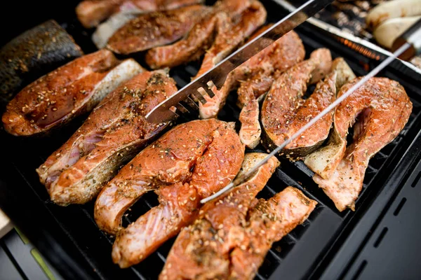 Close View Tasty Salmon Steaks Seasonings Roasting Grill Fried Seafood — Fotografia de Stock