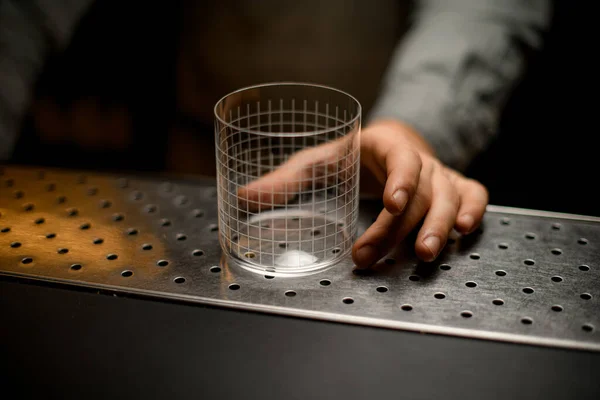 Close Empty Transparent Glass Grid Pattern Bar Hand Male Bartender — ストック写真