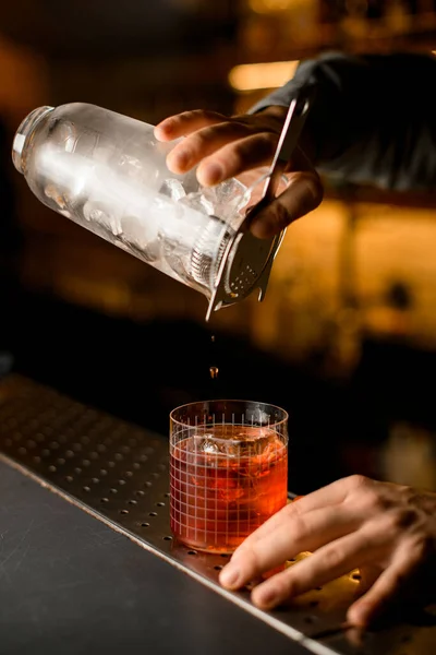 Hand Bartender Neatly Holds Mixing Cup Ice Cubes Steel Strainer — 스톡 사진