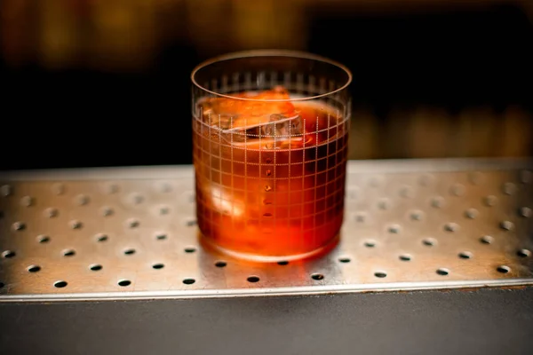 Close Transparent Glass Grid Pattern Full Cold Cocktail Bar Counter — 图库照片