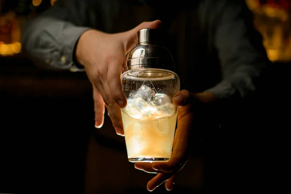 Прозорий Скляний Шейкер Холодним Алкогольним Коктейлем Руках Чоловіка Бармена Крупним — стокове фото