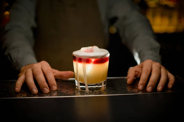 Glass Beautiful Colored Layered Cocktail Decorated Foam Bar Counter Male — Stockfoto
