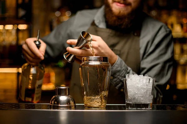 Beautiful Close Glassy Shaker Which Hand Male Bartender Pouring Drink — Foto de Stock