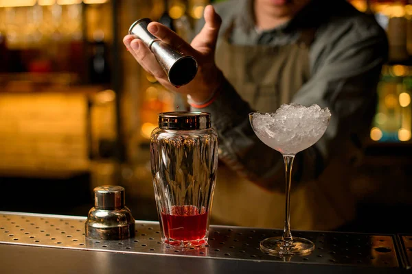 Close Glassy Shaker Drink Male Bartender Hand Steel Jigger Glass — Stockfoto