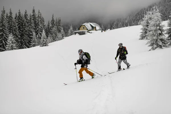 Вид Сбоку Лыжников Туристическим Снаряжением Идущих Глубокому Снегу Заснеженные Горы — стоковое фото