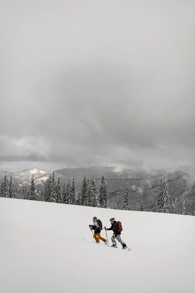 Wonderful Side View Skiers Walking Ski Snowy Ridge Backpacks Snow — Zdjęcie stockowe