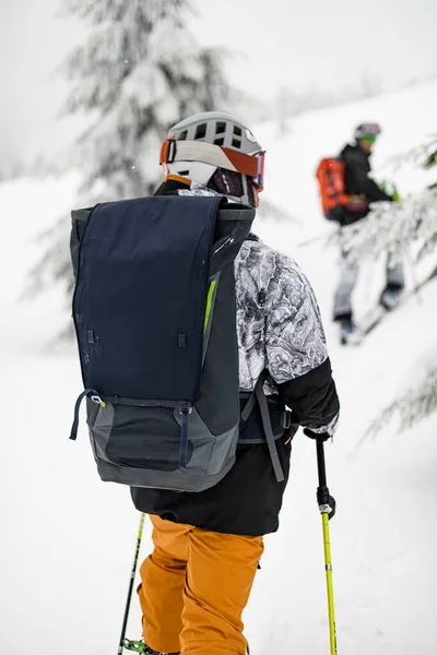 Крупный План Рюкзака Спине Лыжника Лыжном Снаряжении Skitour Пешеходное Оборудование — стоковое фото