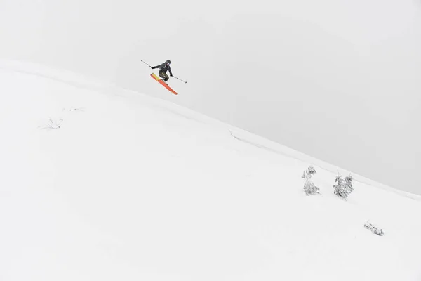 Professional Male Skier Masterfully Jumping Air Snow Capped Mountain Slope — Zdjęcie stockowe