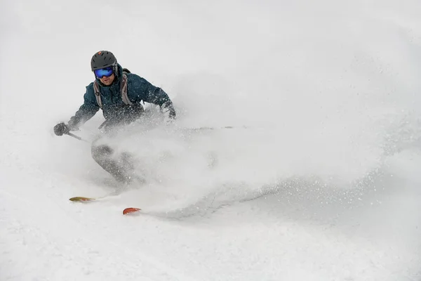 Крупный План Лыжника Мужчины Спускающегося Заснеженному Склону Горы Брызги Свежего — стоковое фото