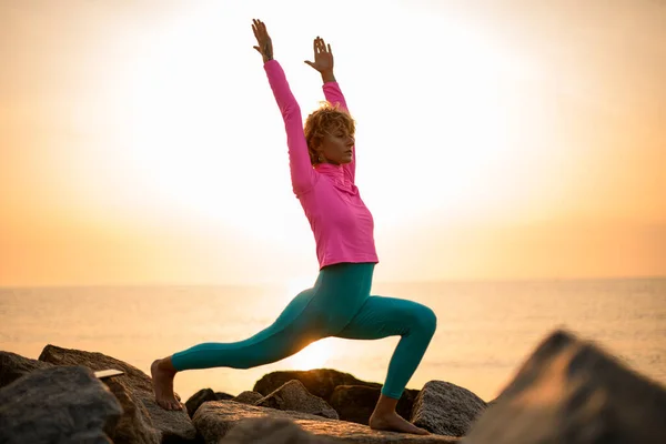 Woman Practicing Yoga Pilates Sunset Sunrise Doing Lunge Exercise Standing — Foto de Stock