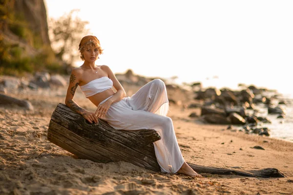 Attractive Young Blond Woman White Clothes Lies Tree Trunk Beach — Foto Stock