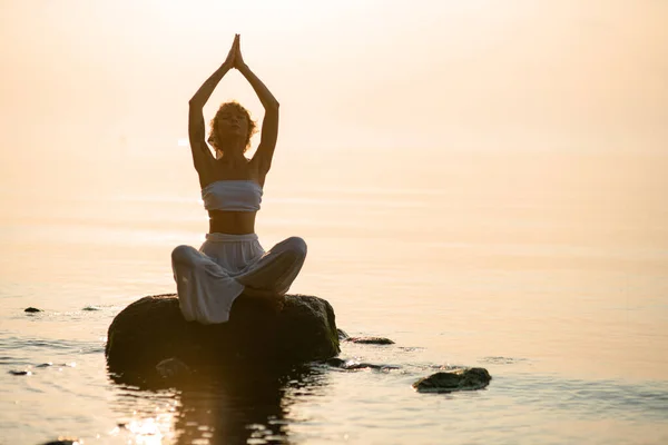 Great View Silhouette Beautiful Woman Practicing Yoga Lotus Pose Sitting — Stockfoto