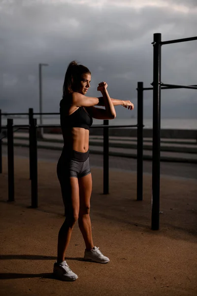 Aktiv Vuxen Vacker Atletisk Kvinna Uppvärmning Muskler Innan Träning Gör — Stockfoto