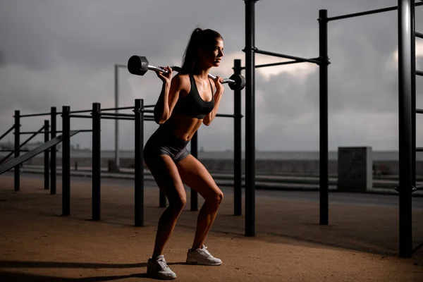 Krásná Silná Fit Žena Stojící Napůl Ohnutýma Nohama Činkou Ramenou — Stock fotografie