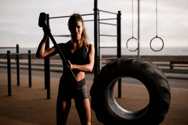 Gros Plan Belle Jeune Femme Forme Athlétique Avec Marteau Traîneau — Photo