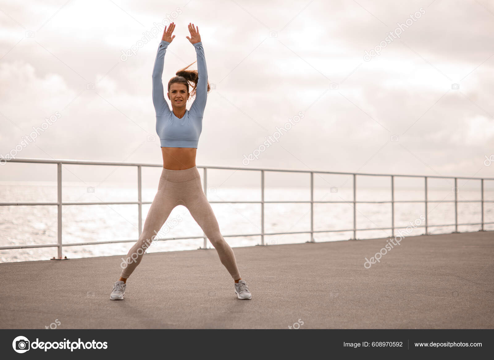 Vista Frontal Mujer Leggins Parte Superior Calienta Sus Músculos