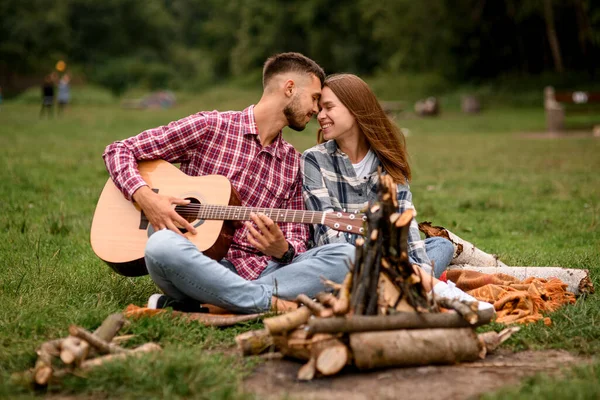 Schönes Verliebtes Paar Bei Einem Romantischen Date Park Beim Picknick — Stockfoto