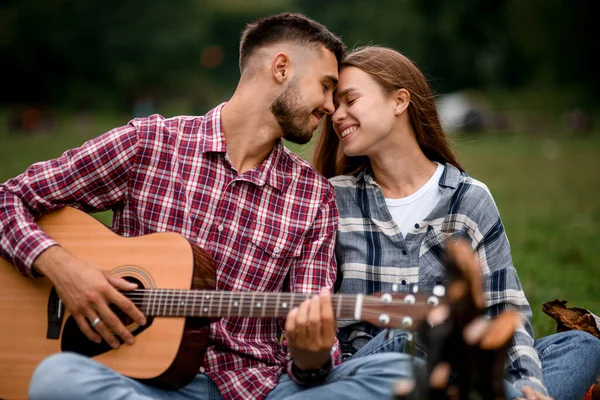 Close Casal Apaixonado Data Romântica Parque Relações Casal Felizes Casal — Fotografia de Stock