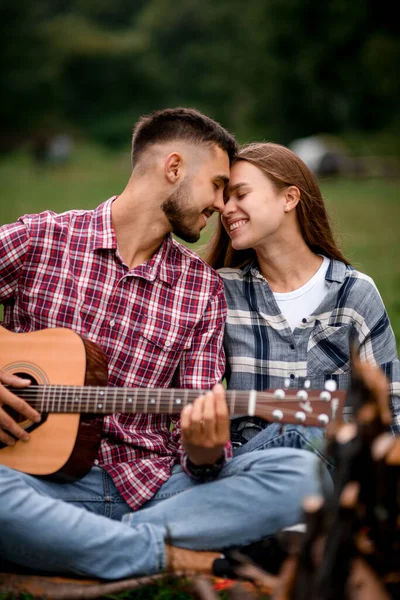 公園でロマンチックなデートに恋に素敵なカップルのクローズアップ 幸せなカップル関係 ギターとロマンスのカップル ラブストーリー — ストック写真