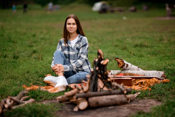 Młoda Piękna Biała Niebieskooka Kobieta Brązowymi Włosami Ubrana Koszulę Kratę — Zdjęcie stockowe