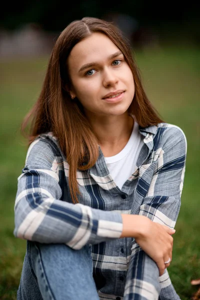 Portrét Mladé Krásné Kavkazské Modrooké Ženy Hnědými Vlasy Kostkované Košili — Stock fotografie