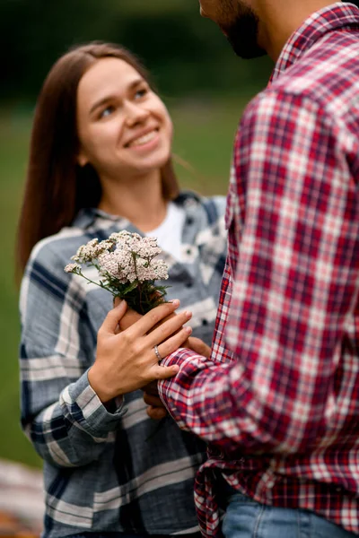 笑顔の女性に与える男の手の中に美しい白い野の花のクローズアップ ロマンチックな雰囲気 ラブストーリー — ストック写真