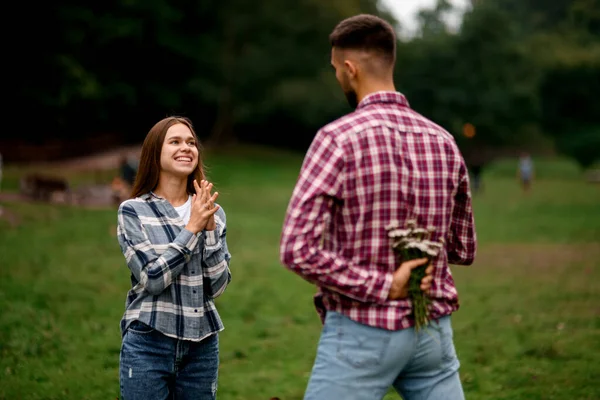 Jonge Lachende Vrouw Achteraanzicht Van Man Met Boeket Bloemen Achter — Stockfoto