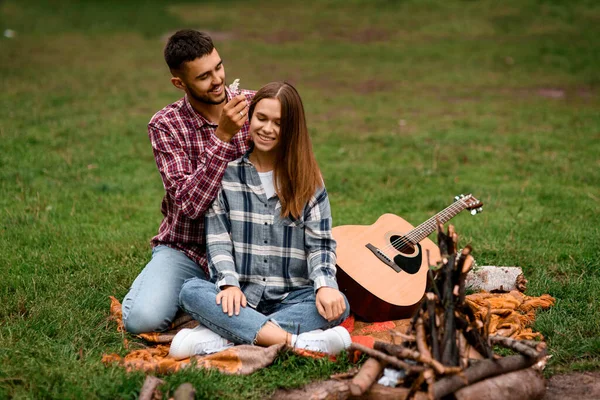 Data Romântica Jovem Casal Parque Homem Decorar Flores Com Cabelo — Fotografia de Stock