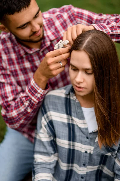 Primer Plano Hermosa Joven Cuyo Hombre Decora Cabello Con Flores — Foto de Stock