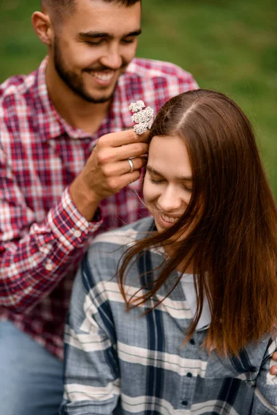 Close Van Mooie Jonge Vrouw Wiens Man Haar Haar Versiert — Stockfoto