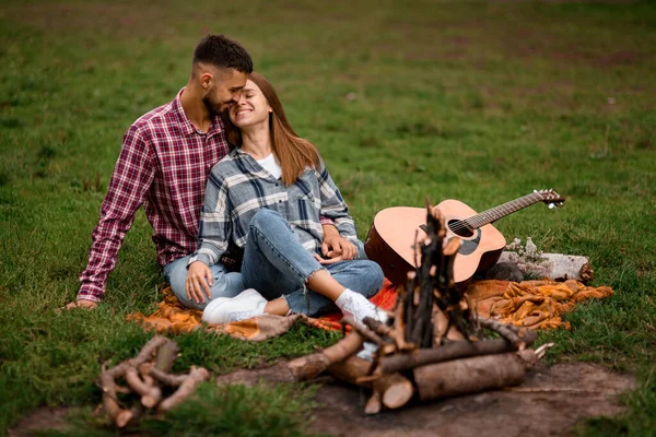 Frumos Tânăr Zâmbind Bărbat Femeie Relaxându Parc Relații Fericite Cuplu — Fotografie, imagine de stoc