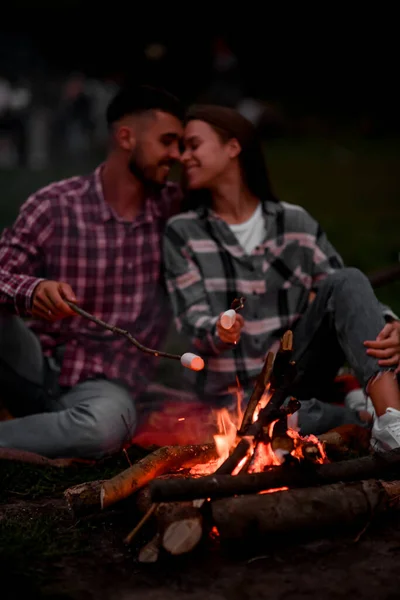 Feliz Casal Sorrindo Assar Marshmallows Fogueira Natureza Adorável Homem Mulher — Fotografia de Stock